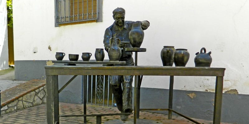 Escultura homenaje al alfarero en Villafeliche © UTM Desarrollos